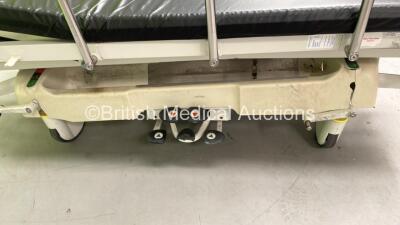 Huntleigh Lifeguard Hydraulic Patient Trolley with Mattress (Hydraulics Tested Working - Damaged - See Pictures - Mattress Water Damaged) *S/N 429721* - 6