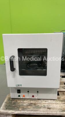 GenLab Incubator Model CMWC/18/SS/VIS/DL (Powers Up - Missing Dials) *S/N 15C018*