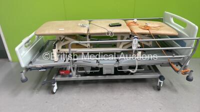 1 x Huntleigh Enterprise 5000 Electric Hospital Bed and 1 x Akron Electric 3 Way Patient Examination Couch (No Power)