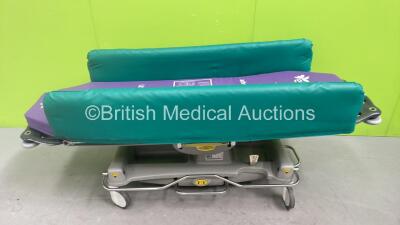 Anetic Aid QA3 Hydraulic Patient Examination Couch with Mattress (Hydraulics Tested Working)