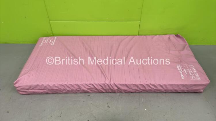 10 x Arjo Huntleigh Pentaflex Hospital Bed Mattresses * Pre-Rolled - Condition Unknown (Stock Photo Used)