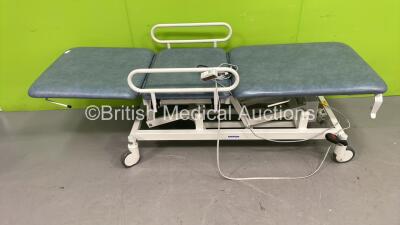 Huntleigh Akron Electric Patient Examination Couch with Controller (Powers Up) *S/N P0126301*