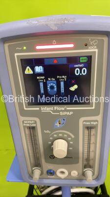 Carefusion Infant Flow SiPAP Part No 675-CFG-004 on Stand with Hoses (Powers Up) *S/N BCN02081* - 2