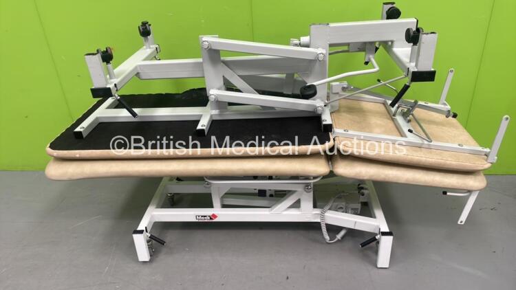 1 x Medi-Plinth Electric Patient Examination Couch (Unable to Power Test Due to No Controller) and 1 x Plinth 2000 Hydraulic Patient Examination Couch (Hydraulics Tested Working) *S/N 502HW5000695*