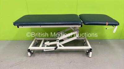 Huntleigh Akron Hydraulic Patient Couch (Hydraulics Tested Working - Rips to Cushions - See Pictures)