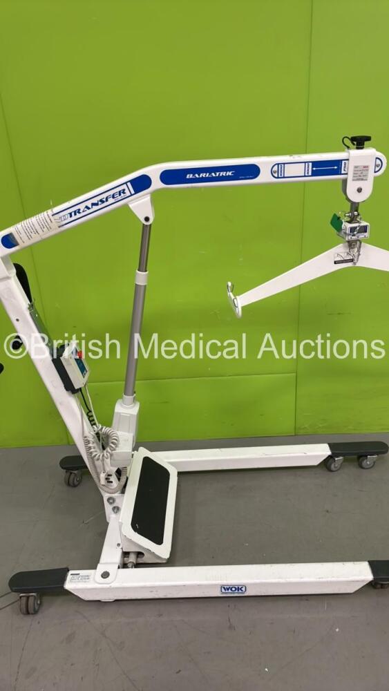 1 x Arjo Encore Electric Patient Hoist with Battery and Controller (No