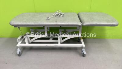 Seers Medical Electric Patient Examination Couch with Controller (Powers Up) *S/N 79957*