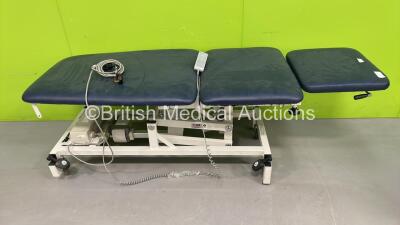 Huntleigh Akron Electric Patient Examination Couch with Controller (Powers Up) *S/N 265299* * **A/N NH32564** ***WOK***