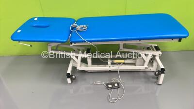 Huntleigh Electric Patient Examination Couch with Controller (Powers Up) *S/N 066492*