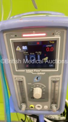 Carefusion Infant Flow SiPAP on Stand Part No 675-CFG-004 with Hoses (Powers Up) - 2