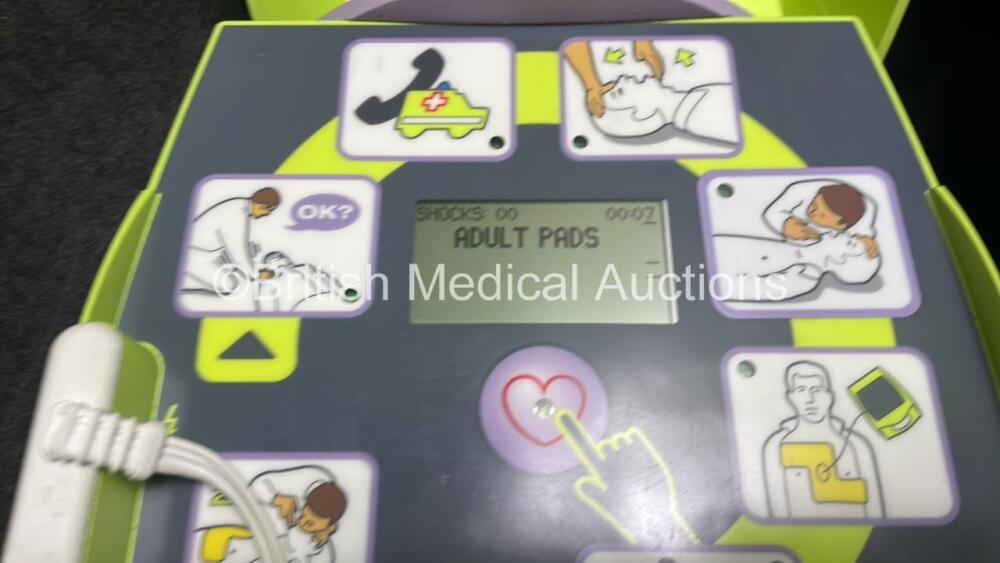 Zoll AED Plus Defibrillator with 2 x Electrode Pads *1 in Date, 1