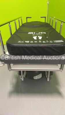 Huntleigh Lifeguard Hydraulic Patient Trolley with Mattress (Hydraulics Tested Working) *A/N 25483* - 3