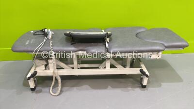 Huntleigh Streamline 225 Patient Examination Couch with Controller (Powers Up - Marks / Damage to Cushions) *S/N 34650*