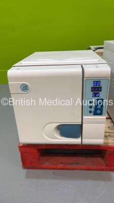 Rundeer CAL12 Enigma Small Steam Sterilizer (Powers Up) *Mfd 2021*