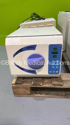 MDS YS-6L Steam Sterilizer (Powers Up)