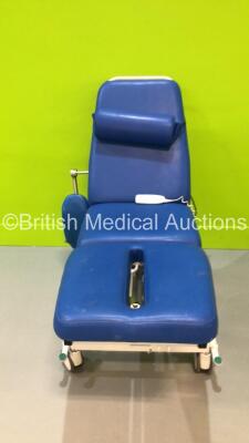 Plinth 2000 Electric Treatment Couch with Controller - Missing Arm Piece (Powers Up) *93DYEX39150016B*