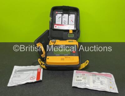 Medtronic Physio Control Lifepak 1000 Defibrillator *Mfd 2014* (Powers Up) with 1 x Battery and 2 x Electrode Packs *Both Expired* in Case