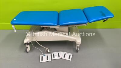 Huntleigh Akron Electric 3 Way Patient Examination Couch with Foot Controllers (Powers Up)