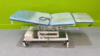 Huntleigh Electric 3 Way Patient Examination Couch with Controller (Powers Up) *S/N 070090*