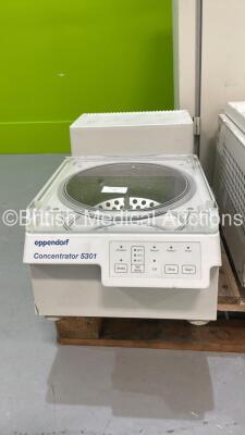 Eppendorf Concentrator 5301 (Powers Up)