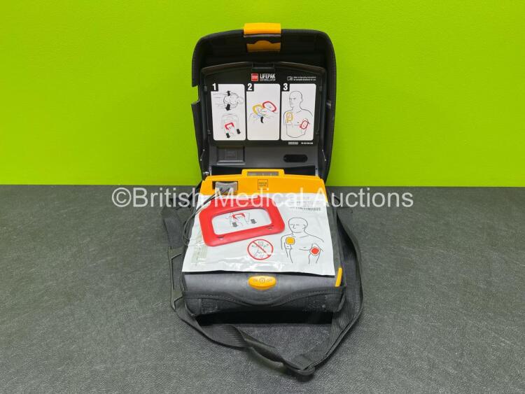 Physio Control Lifepak CR Plus Defibrillator *Mfd 2017* (Powers Up) with 1 x Lithium Battery and 1 x Electrode Pack *Expires 2025* In Carry Case *SN 46242095*