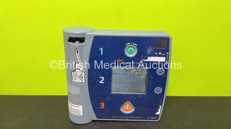 Agilent Heartstream FR2 Defibrillator with 1 x Battery (Powers Up with Low Battery and Damage to Screen - See Photos)