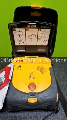 Physio Control Lifepak CR Plus Defibrillator *Mfd 2016* (Powers Up) in Case with 1 x LiSCO2CI2 Battery *SN 44317541* - 2